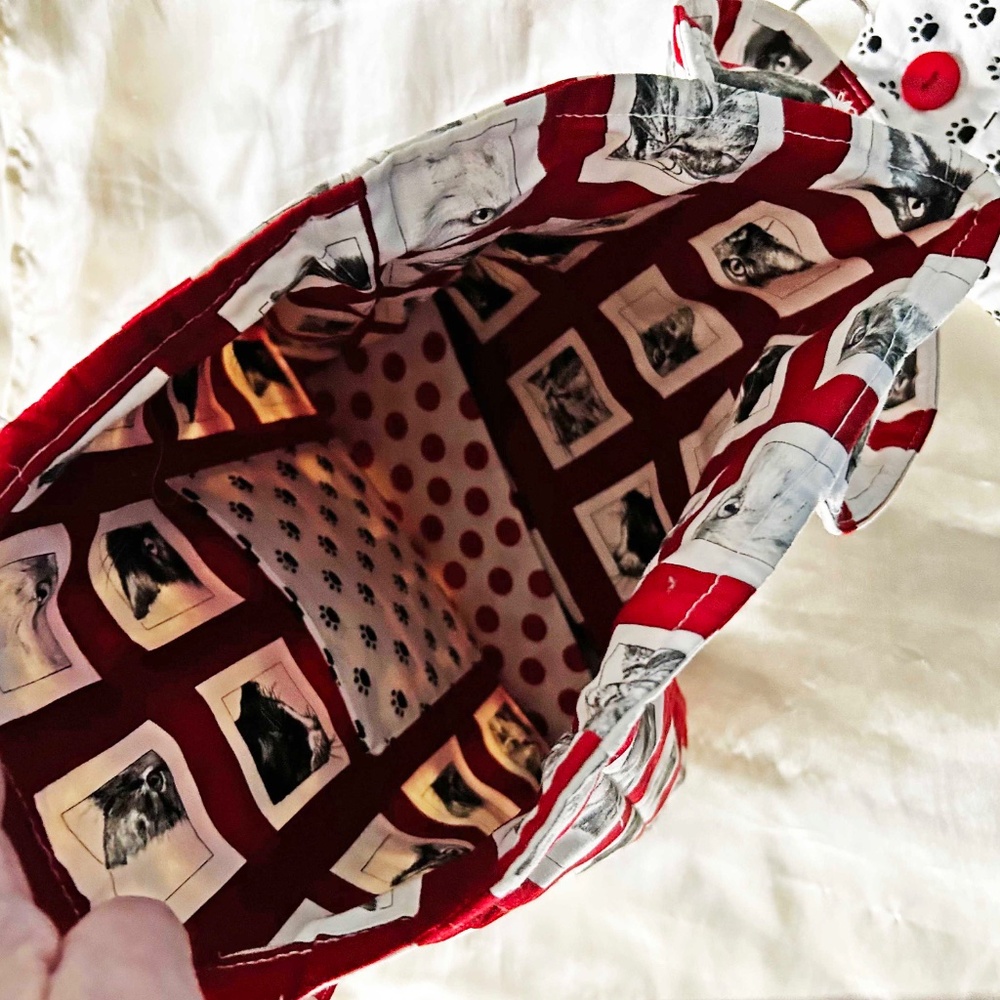 TOTE WITH DIFFERENT CAT FACES, RED WHITE & BLACK, TWO HANDLES, COMES WITH FABRIC - Picture 6 of 6